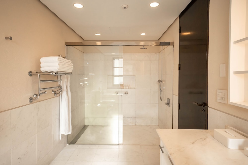 Deluxe Triple Room thumbnail 6