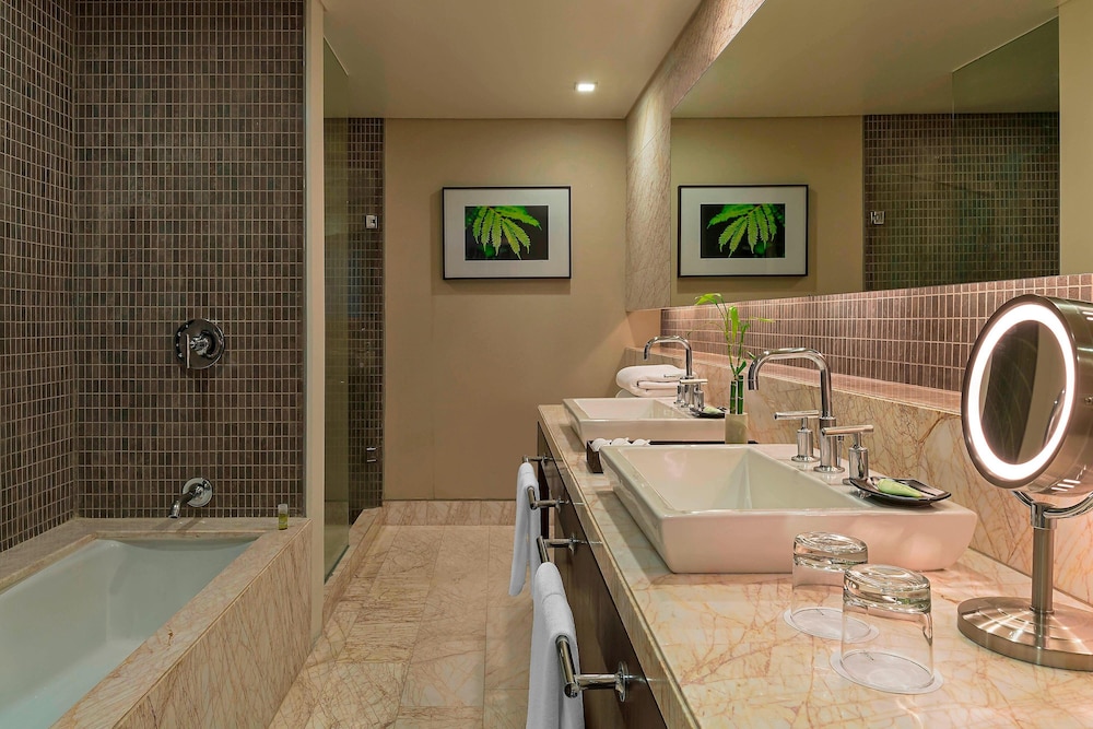 Premium Suite, 1 King Bed, Valley View - Photo 3