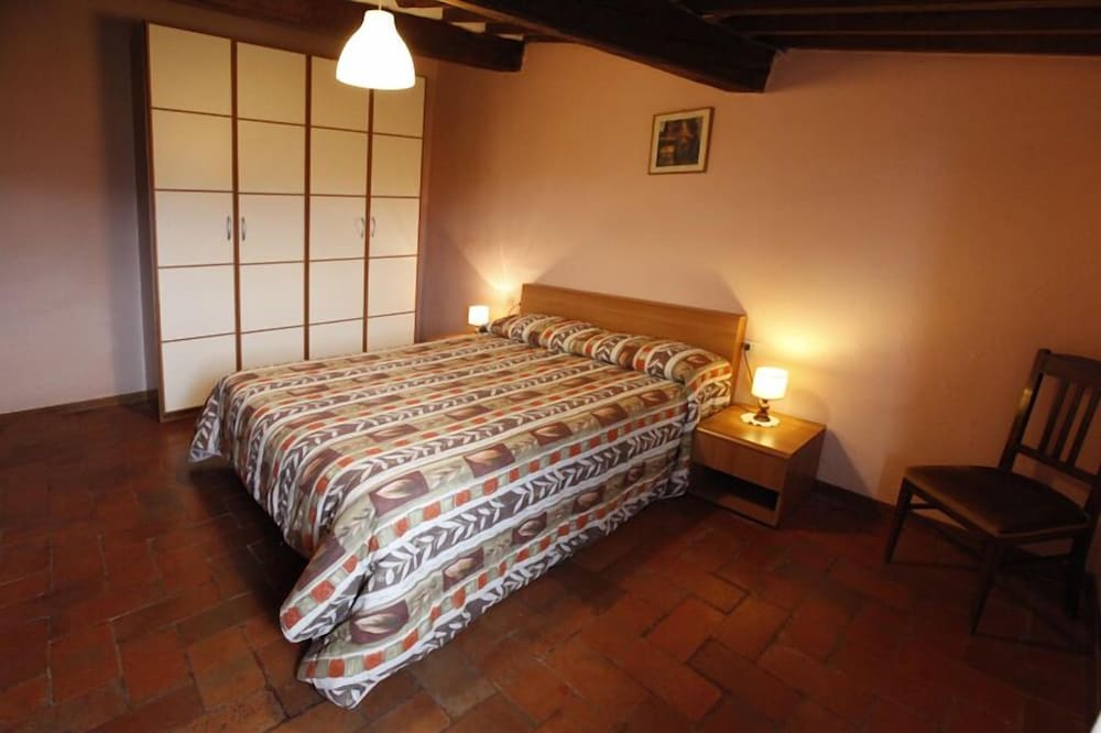 Doppia Standard, 1 letto queen, non fumatori (Alba) photo 1