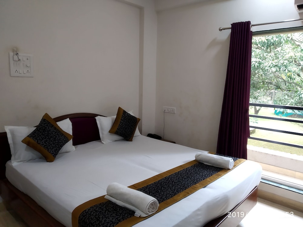 Deluxe Room, 1 King Bed, Smoking, Garden View photo 3