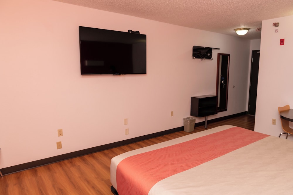 Standard Single Room, 1 King Bed photo 2