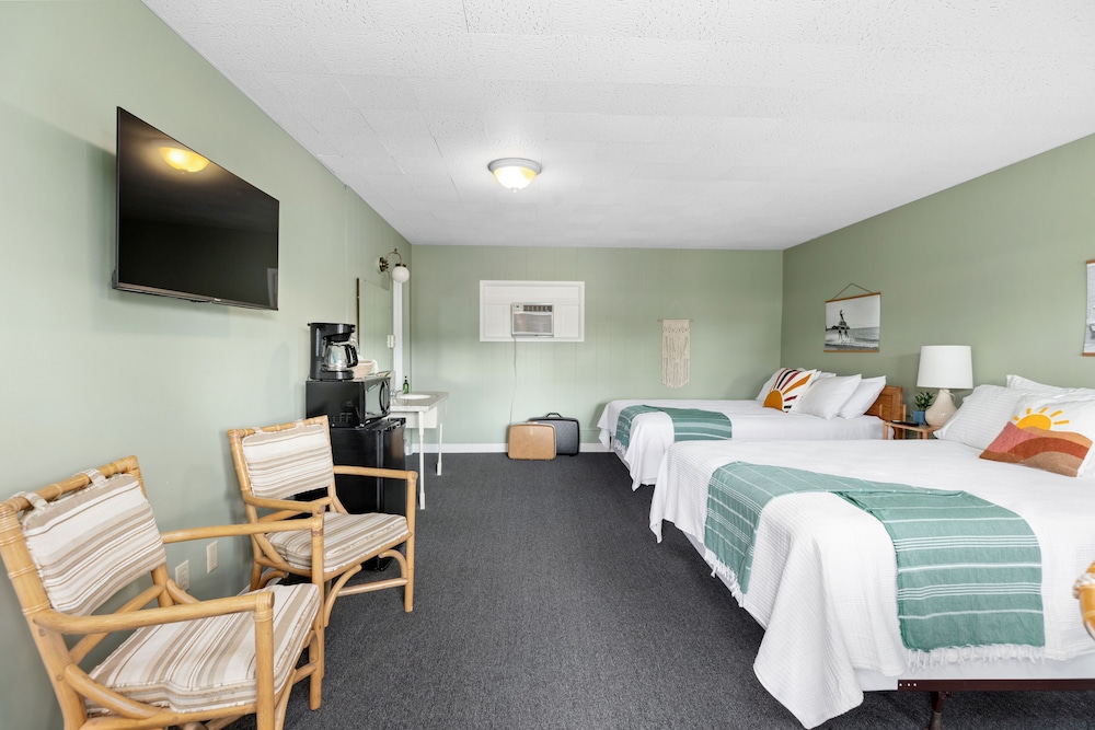 Family Studio Suite, 2 Queen Beds, Kitchenette, Pool View photo 3