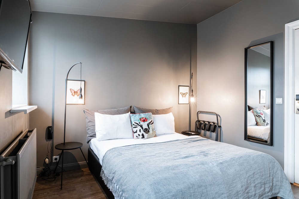 Standard Double or Twin Room - Photo 8