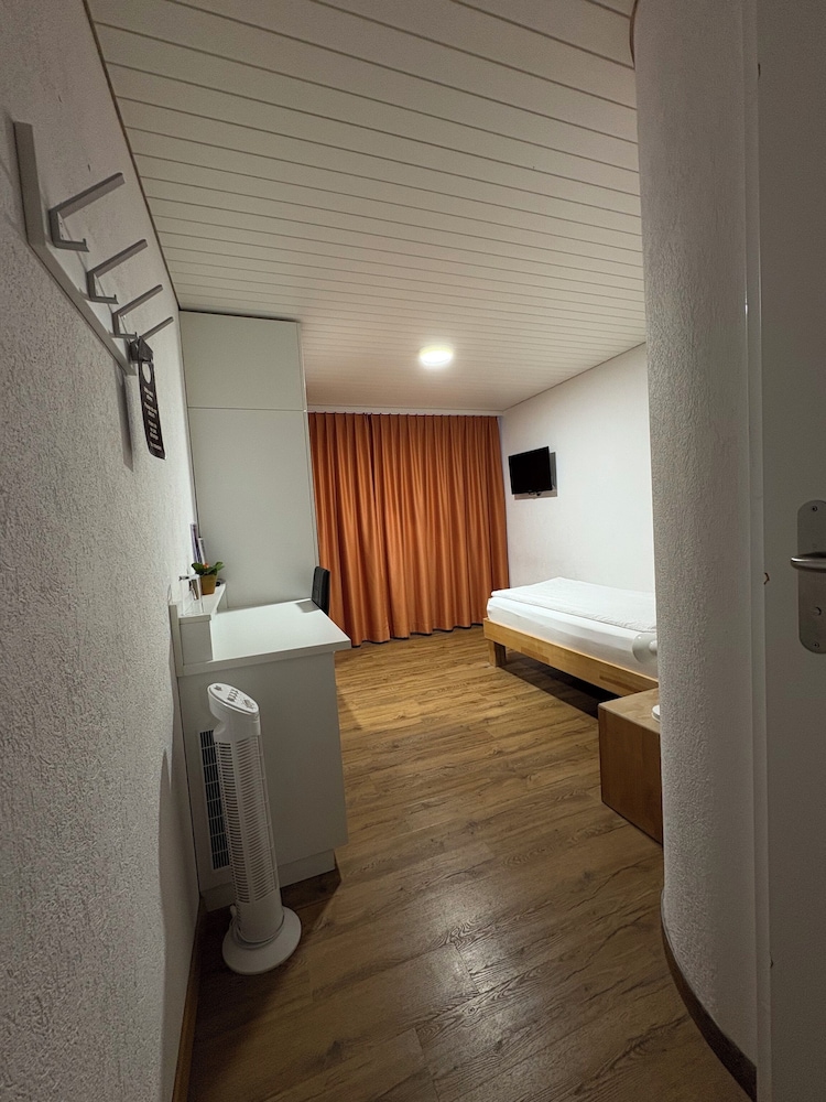 Basic Single Room, Balcony, Courtyard View photo 2
