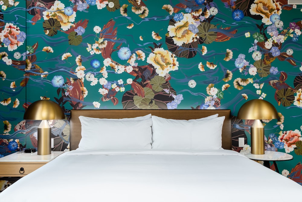 Deluxe Room, 1 King Bed, Corner - Photo 3