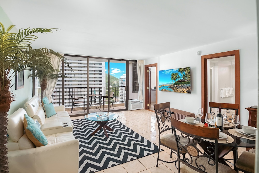 Waikiki Banyan 1BR Condos with No Parking: hotel room photo