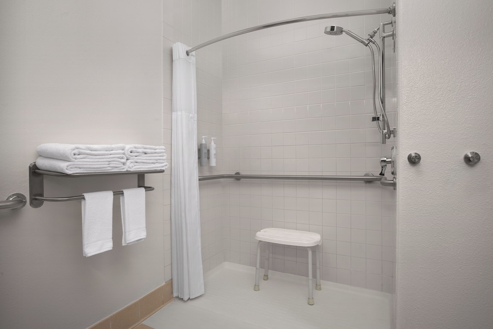 Room, 2 Queen Beds, Accessible (Mobility & Hearing, Roll-in Shower) - Photo 5