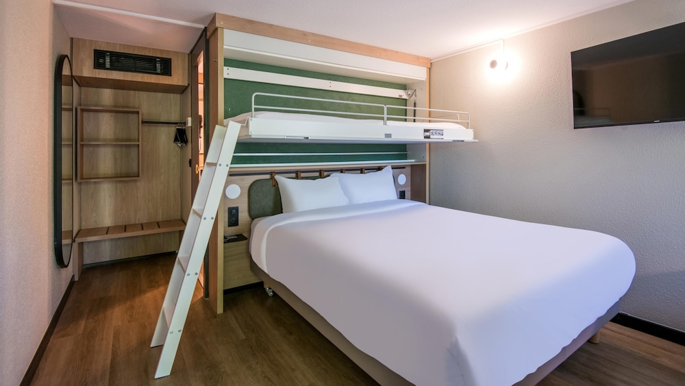 Standard Room, Multiple Beds - Photo 1