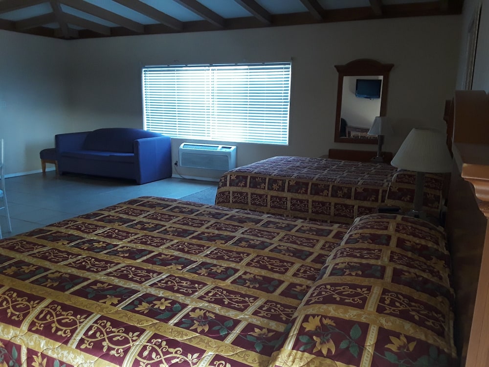 Standard Room, 2 Queen Beds photo 3