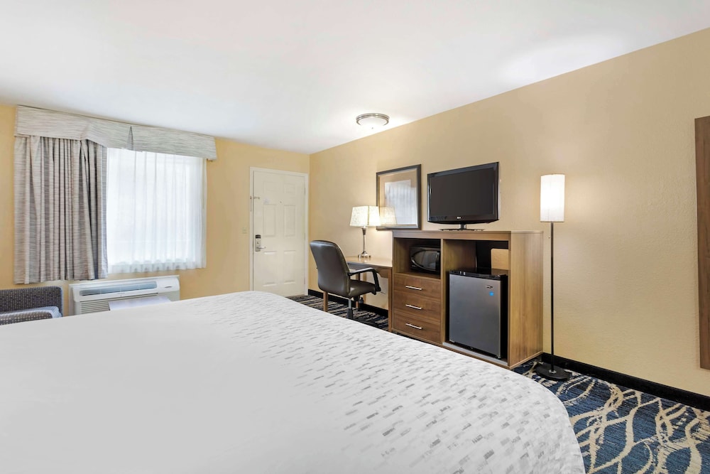 Standard Room, 1 King Bed, Non Smoking, Balcony photo 3