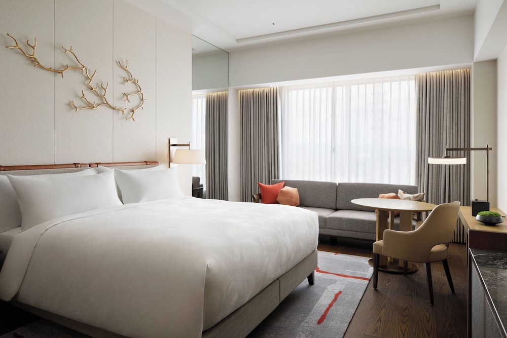 Premium Room, 1 King Bed - Photo 1