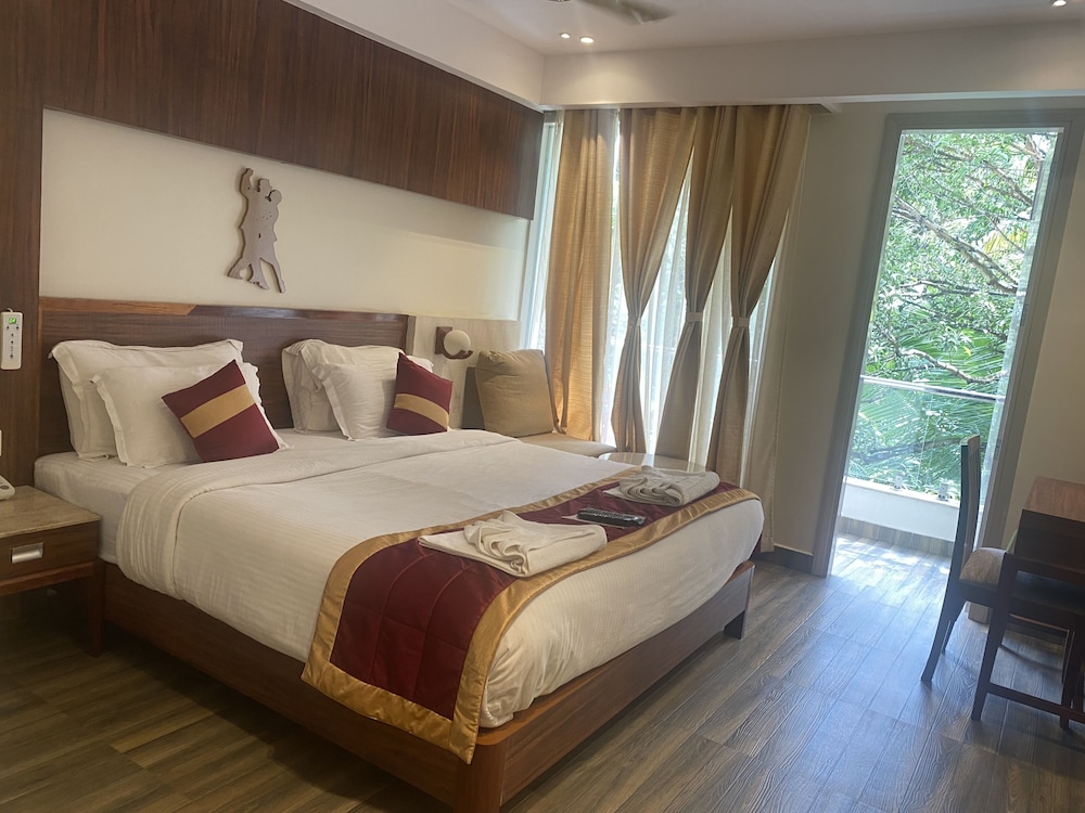 Premium Room with Balcony - Photo 2