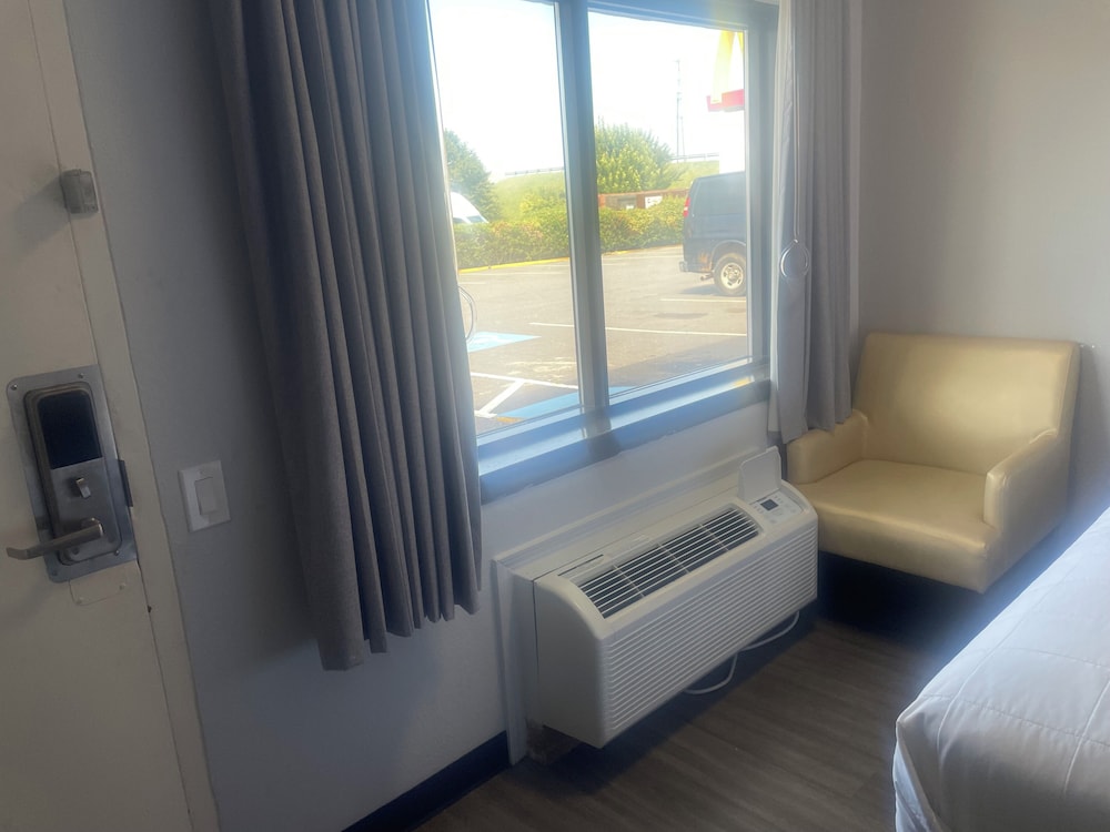 Room, 2 Queen Beds, Accessible, Bathtub - Photo 5