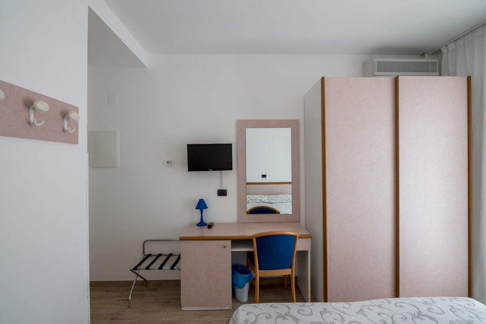 Standard Double or Twin Room photo 3