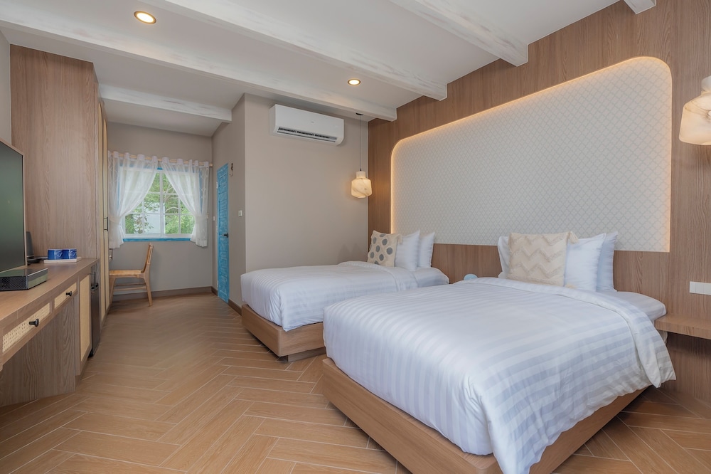 Cafe Suites 4, Superior Twin Sea View - Photo 11