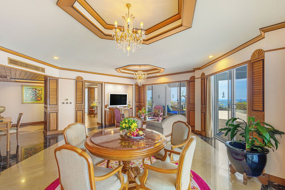 Two Bedrooms Royal Suite thumbnail 5