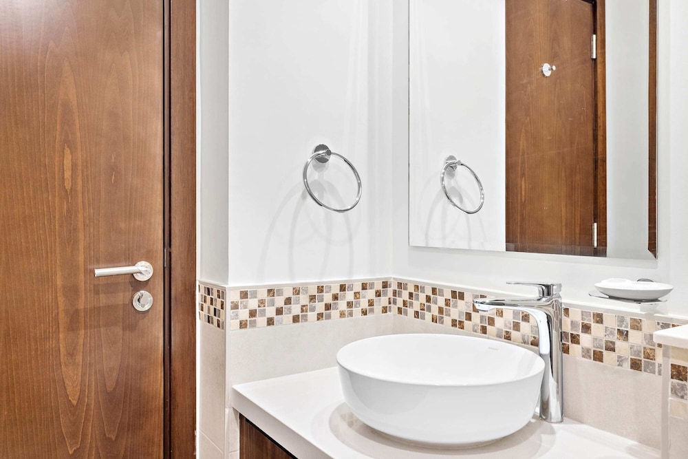 Vera Residences 1117 photo 3