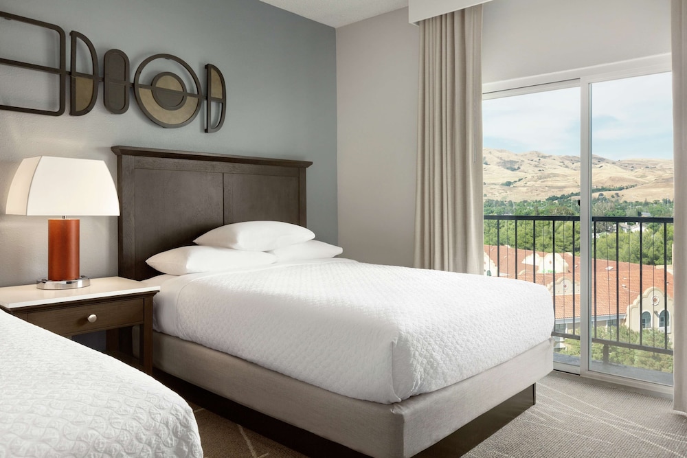 Room, 2 Queen Beds, Mountain View - Photo 8