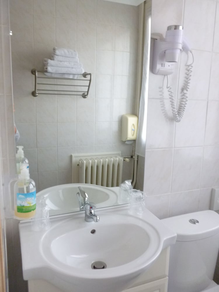Twin Room - Photo 3