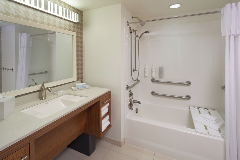 Studio, 1 Queen Bed, Accessible, Bathtub