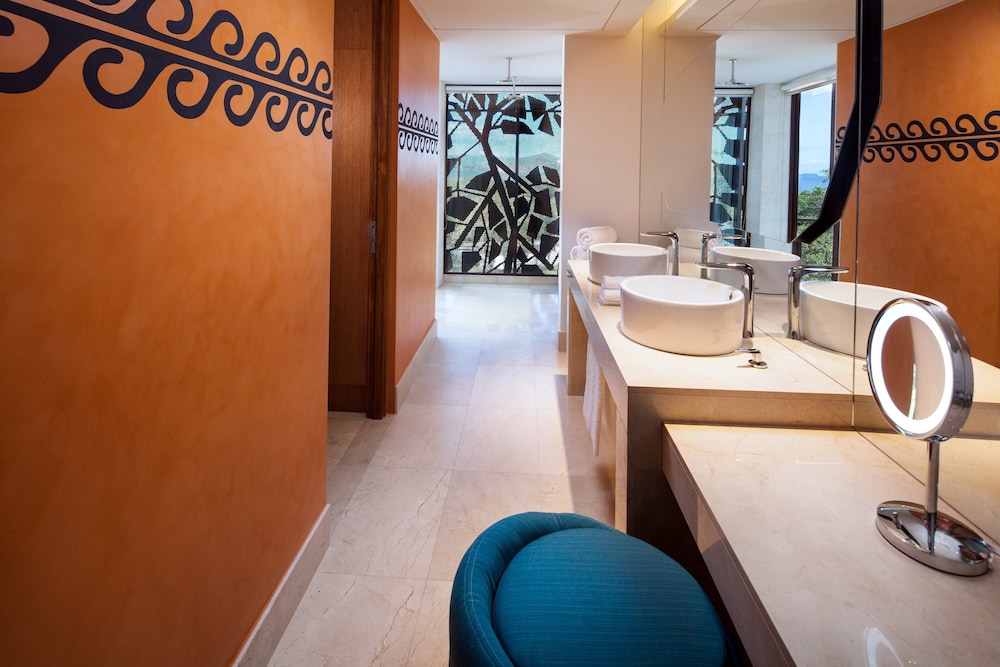 Standard Room, 2 Queen Beds, Garden View (Balcony) photo 2