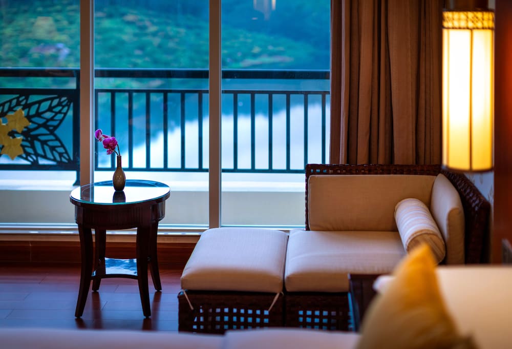 Lake View Deluxe King Bed Room - Photo 4