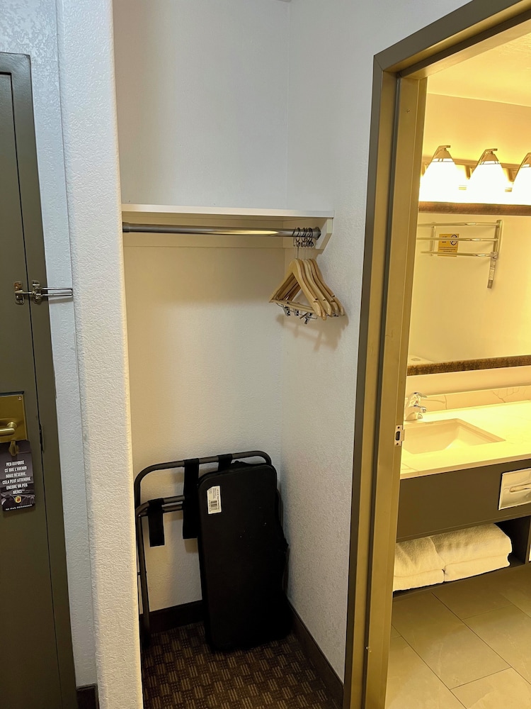 Business Room, 1 King Bed, Non Smoking - Photo 6