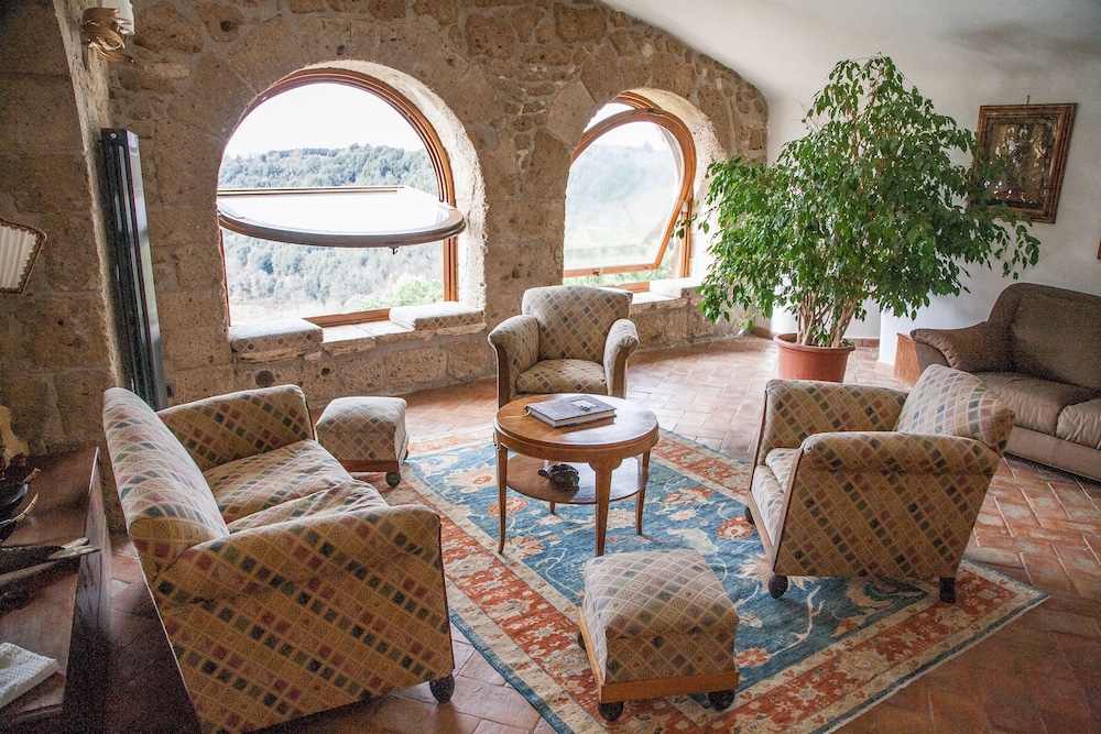 Luxury Suite, 1 Queen Bed, Jetted Tub, Valley View (100-300 meters from check-in location) photo 2