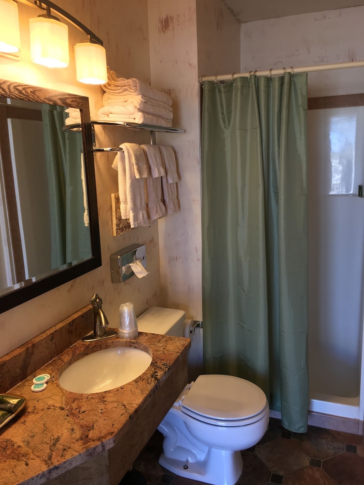 1 Queen Bed, Sleeps 2