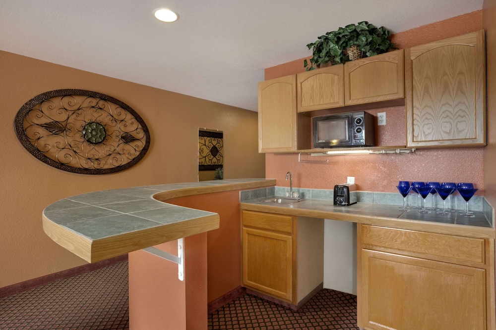 Deluxe Suite, 1 King Bed, Non Smoking (One Bedroom) photo 1