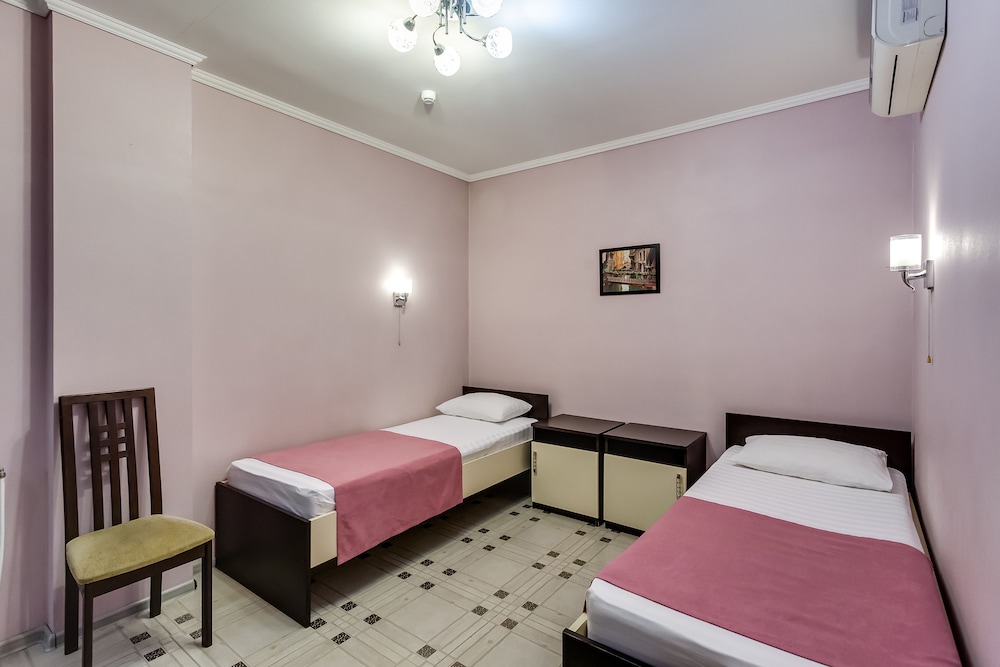 Economy Twin Room, No Windows photo 1