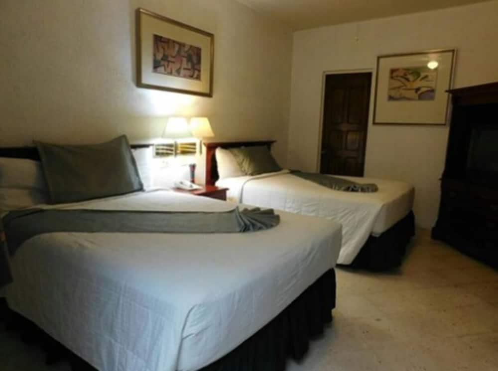 Standard Room, 2 Double Beds - Photo 4