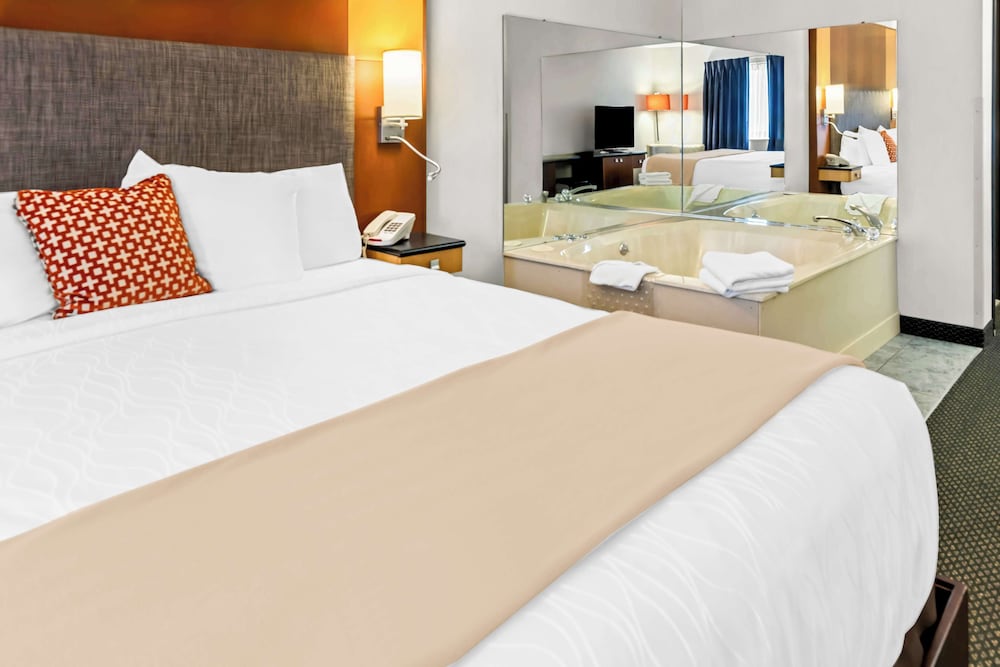 Room, 1 King Bed, Non Smoking, Jetted Tub - Photo 3