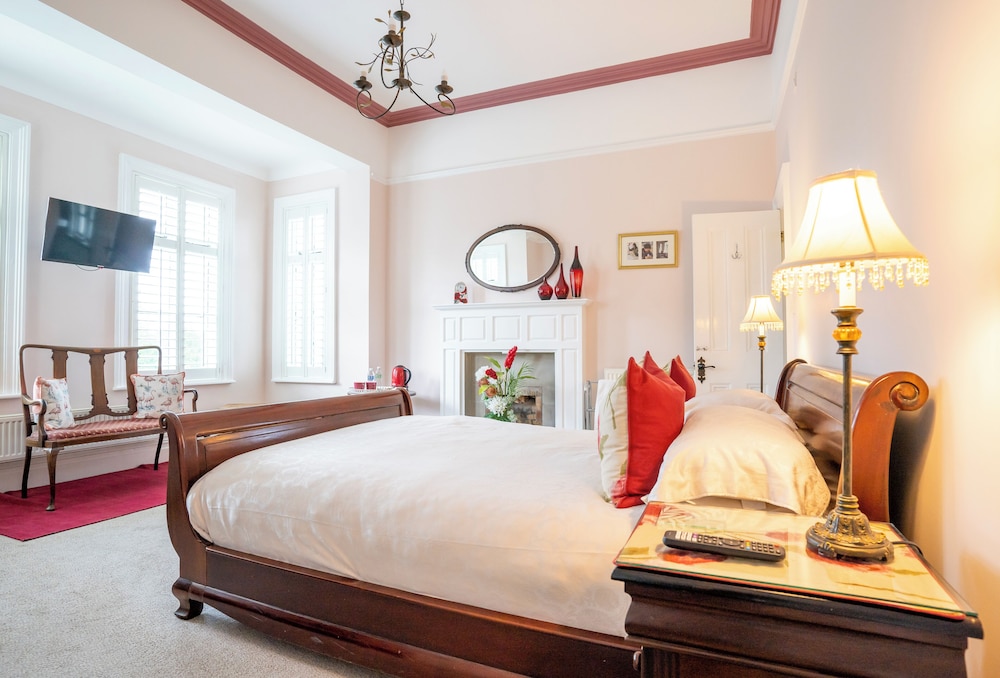 Double Room (Dragonfly)