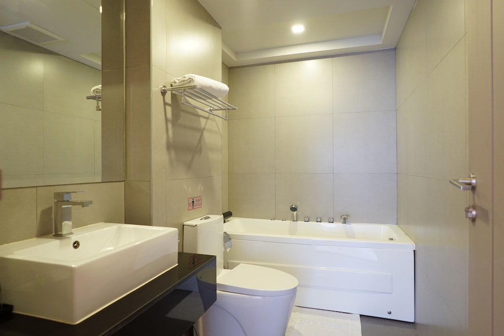 Family Suite, Bathtub photo 3