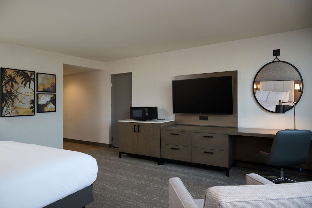 Studio, 1 King Bed, Accessible, Pool View - Photo 4
