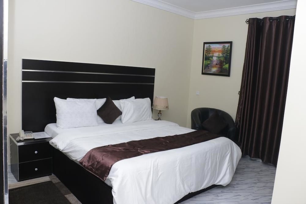 Royal Room, 1 Queen Bed, Non Smoking photo 2