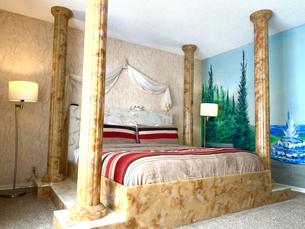 Caesar Court #2, 1 King Bed (2nd Floor)
