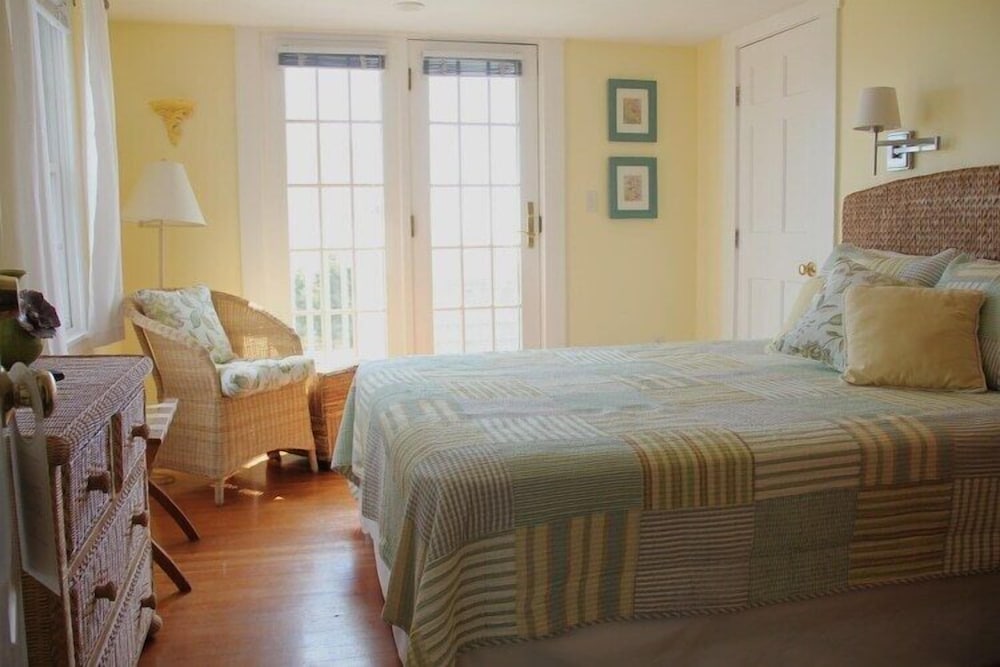 Queen Private Deck and Ocean View: 204 photo 1