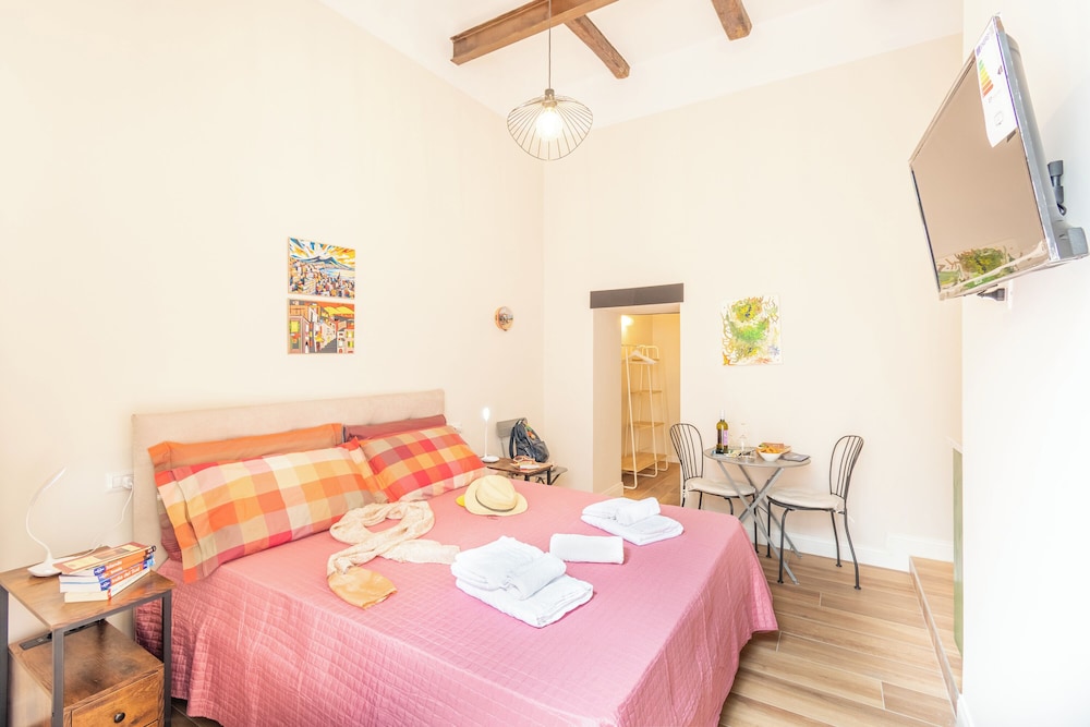 Family Apartment, Multiple Bedrooms, 2 Bathrooms (Heart of Napoli)