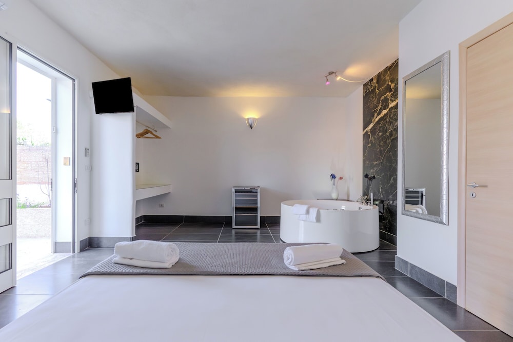 Exclusive Studio Suite, 1 Queen Bed, Non Smoking, Hot Tub