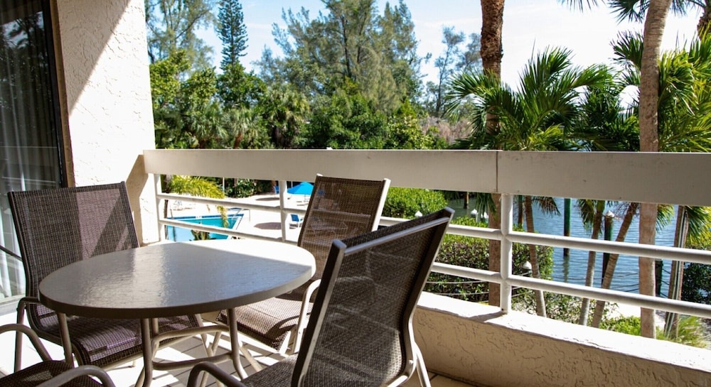 Standard Condo, Balcony, Bay View photo 3