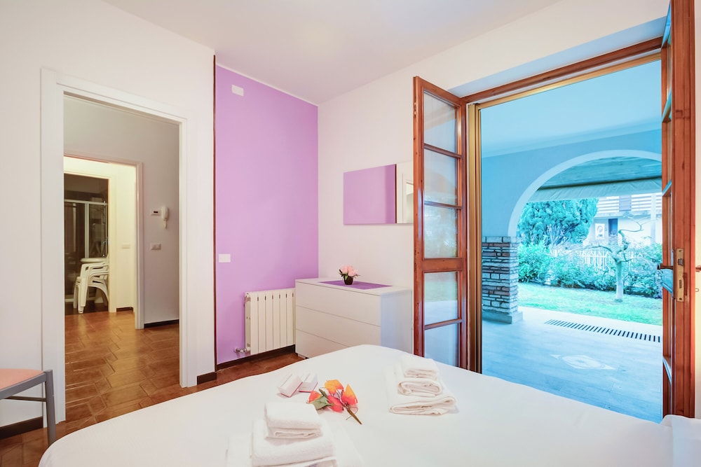 Family Apartment, Multiple Bedrooms (Villa Fiorita - Apt 1 - Violetta)