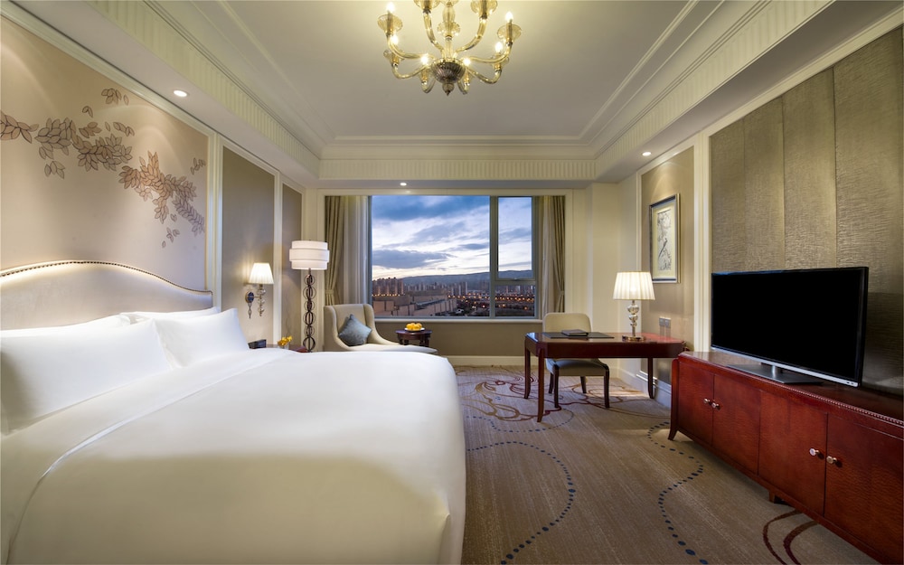 Junior Suite, 1 King Bed, Club Lounge Access, Corner photo 3