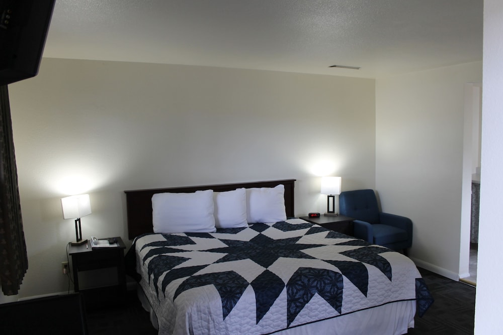 Single Room, 1 King Bed, Kitchenette photo 1