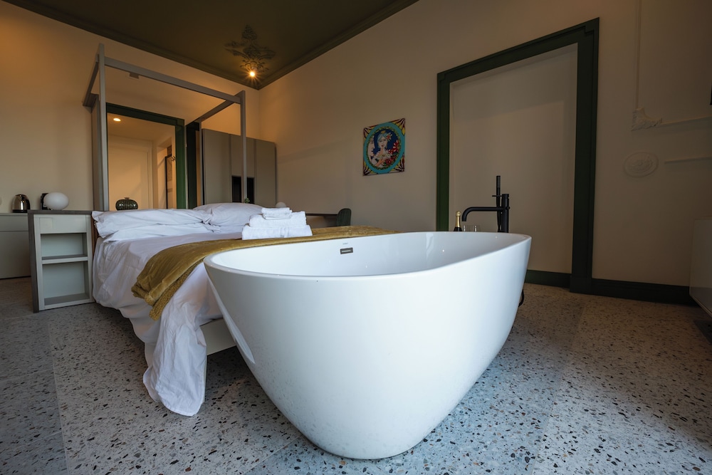 Room, 1 King Bed, Balcony, Sea View photo 3
