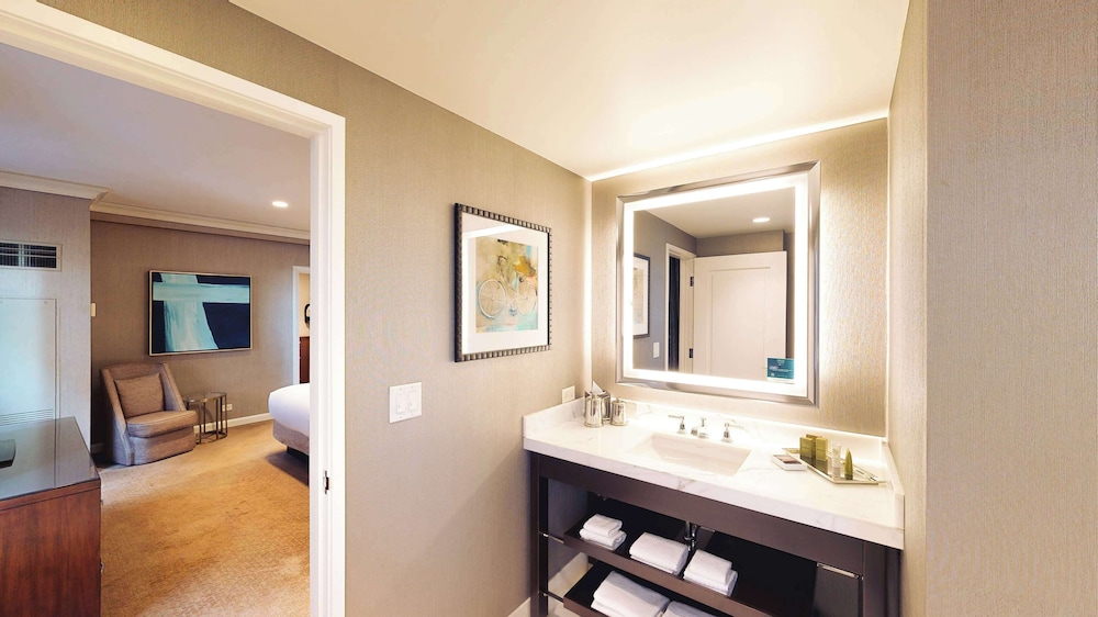 Suite, Multiple Beds thumbnail 5