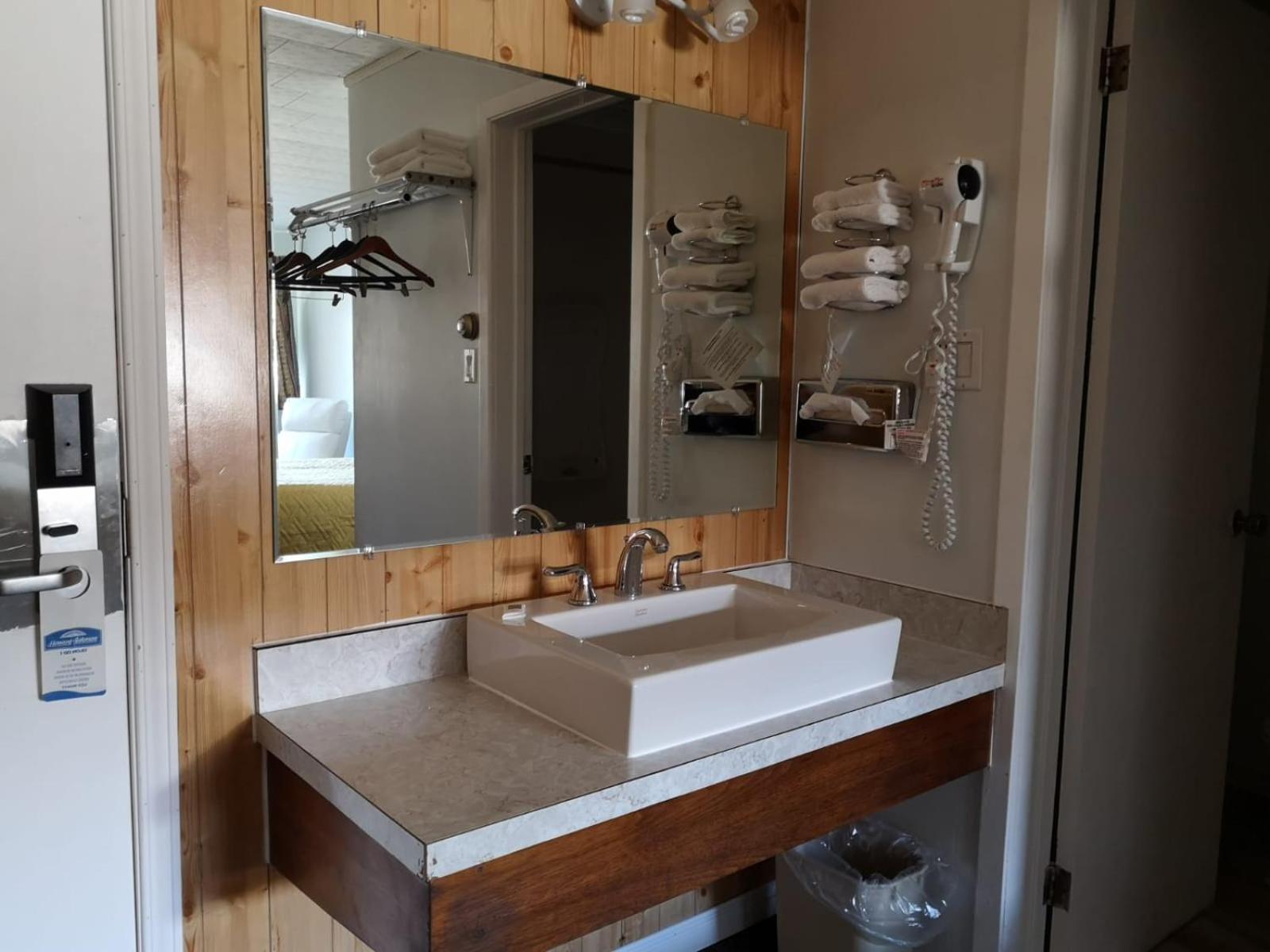 Deluxe Double Room with Two Double Beds - Non-Smoking photo 2
