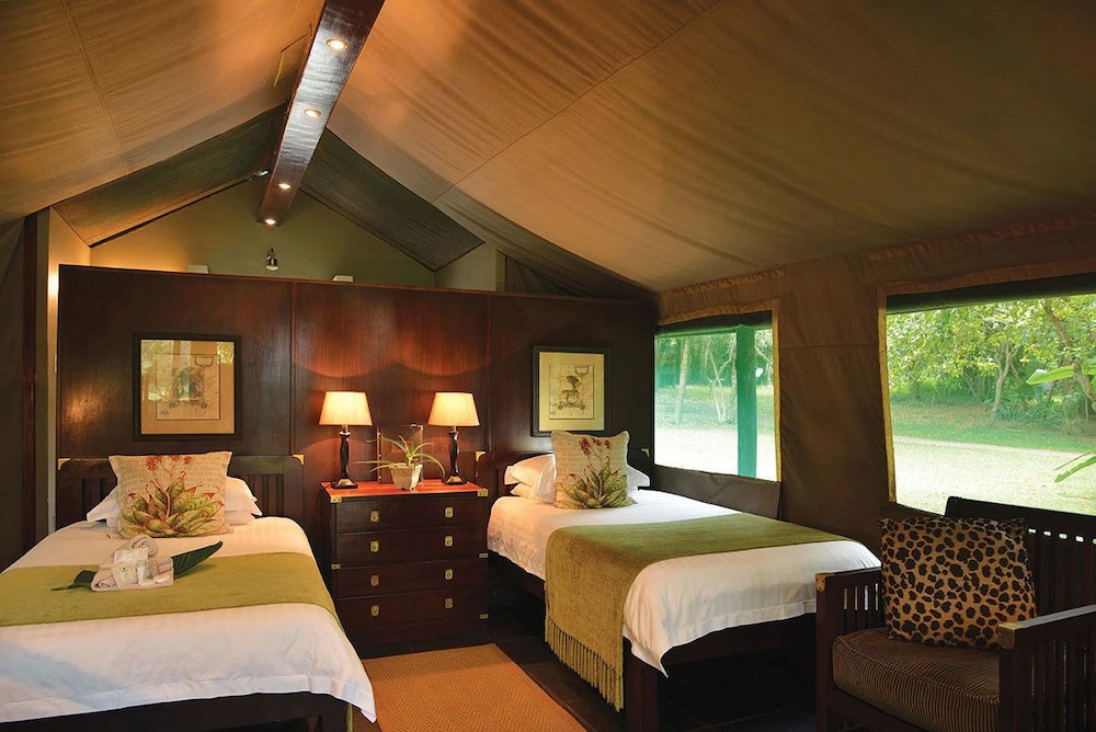 Luxury tented Accommodation twin photo 3