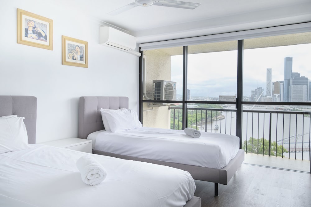 Two Bedroom Riverview Apartment thumbnail 5